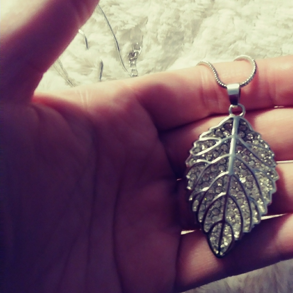 leaf pendant necklace